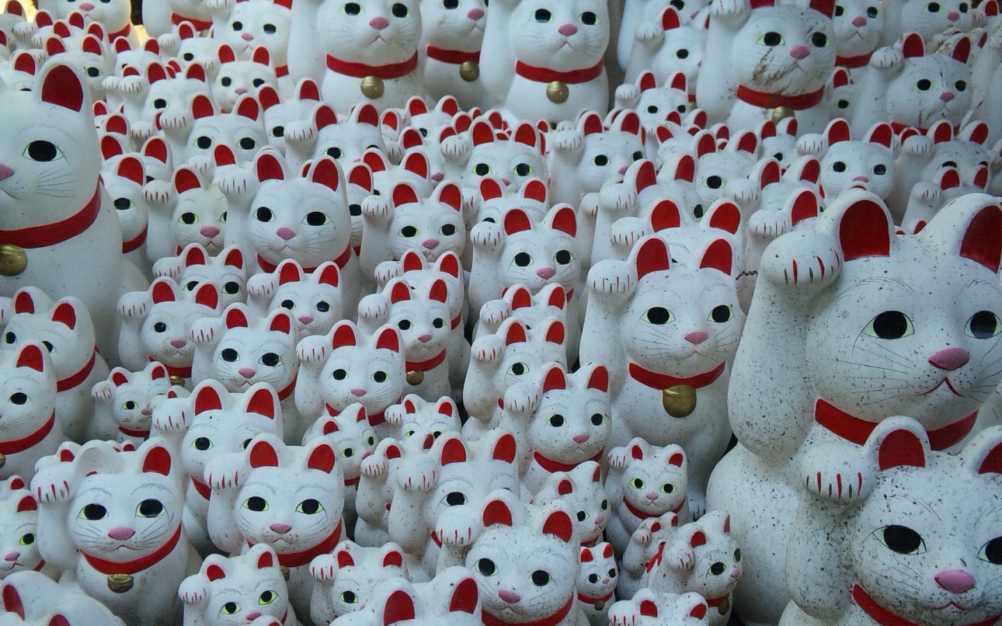 Керамические фигурки белых котов