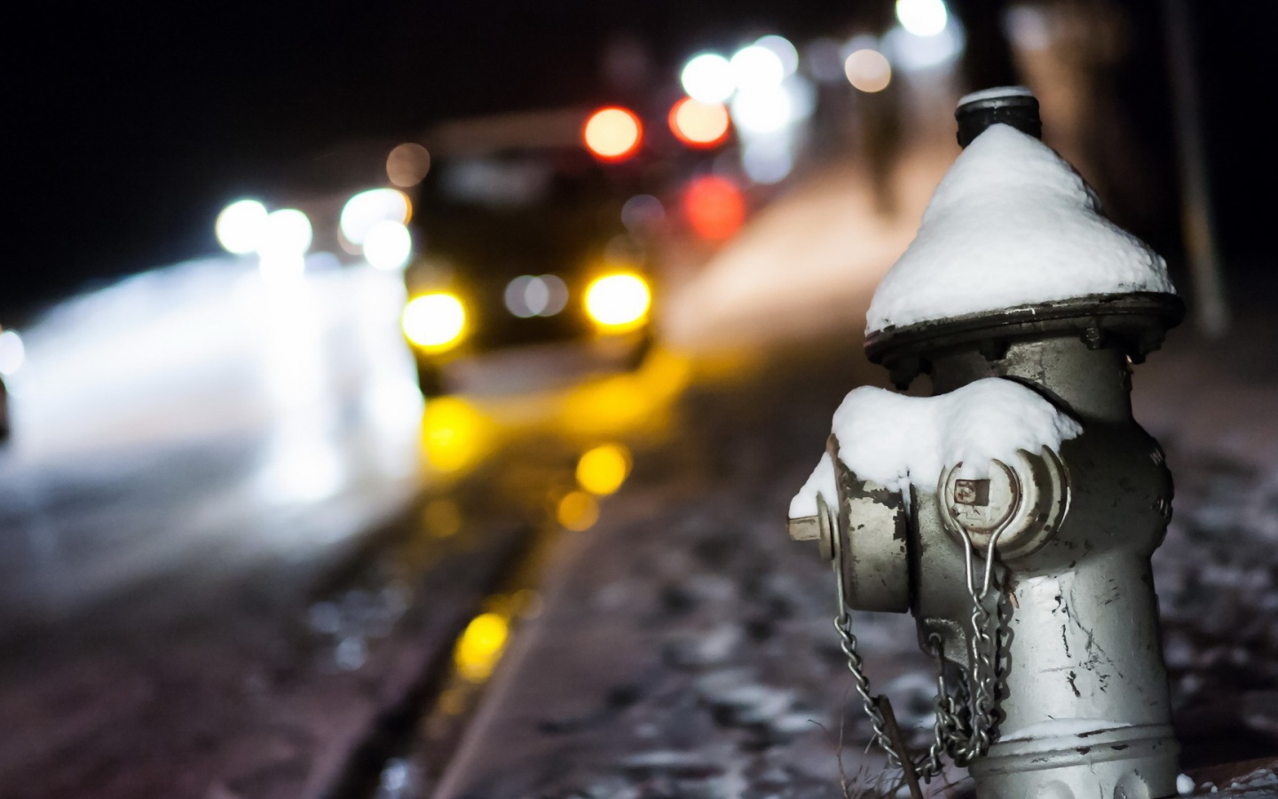 Белый пожарный кран на улице