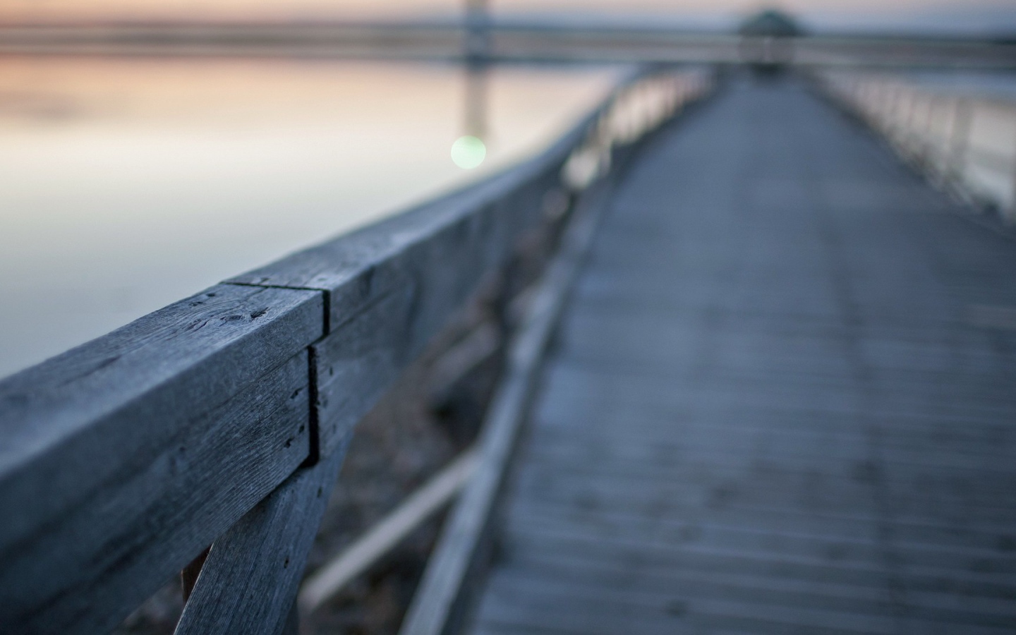 Перила деревянного моста через реку