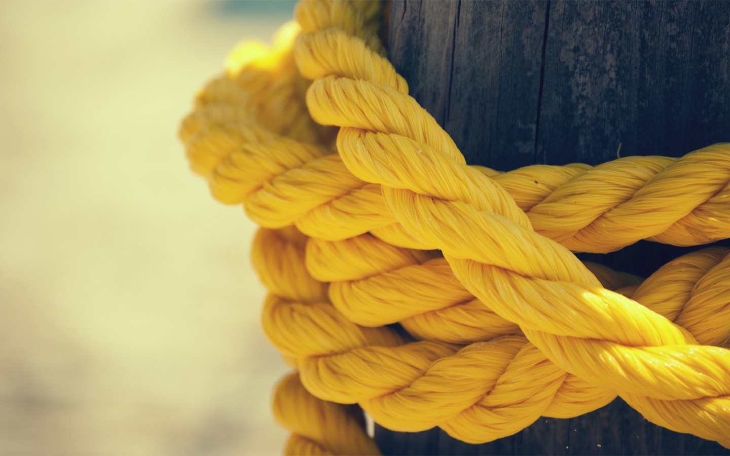 Желтая веревка на столбе