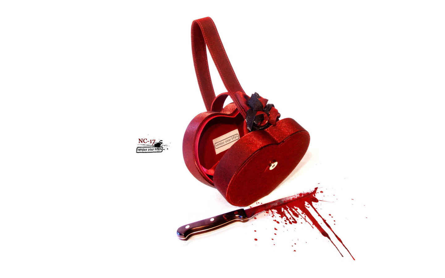 Сумка и нож в крови