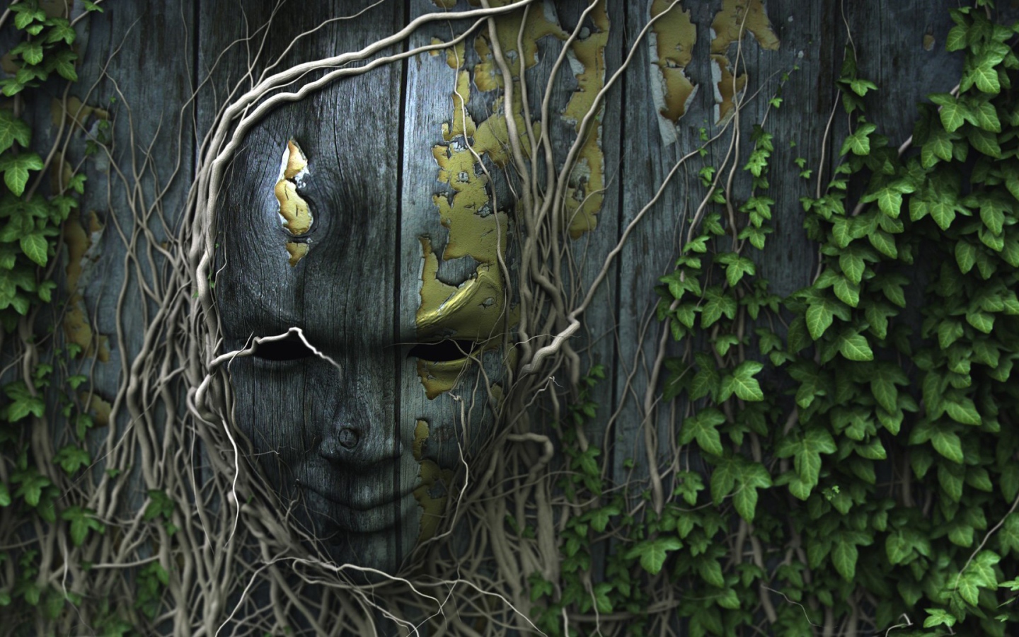 Лицо на деревянном заборе, увитое плющом