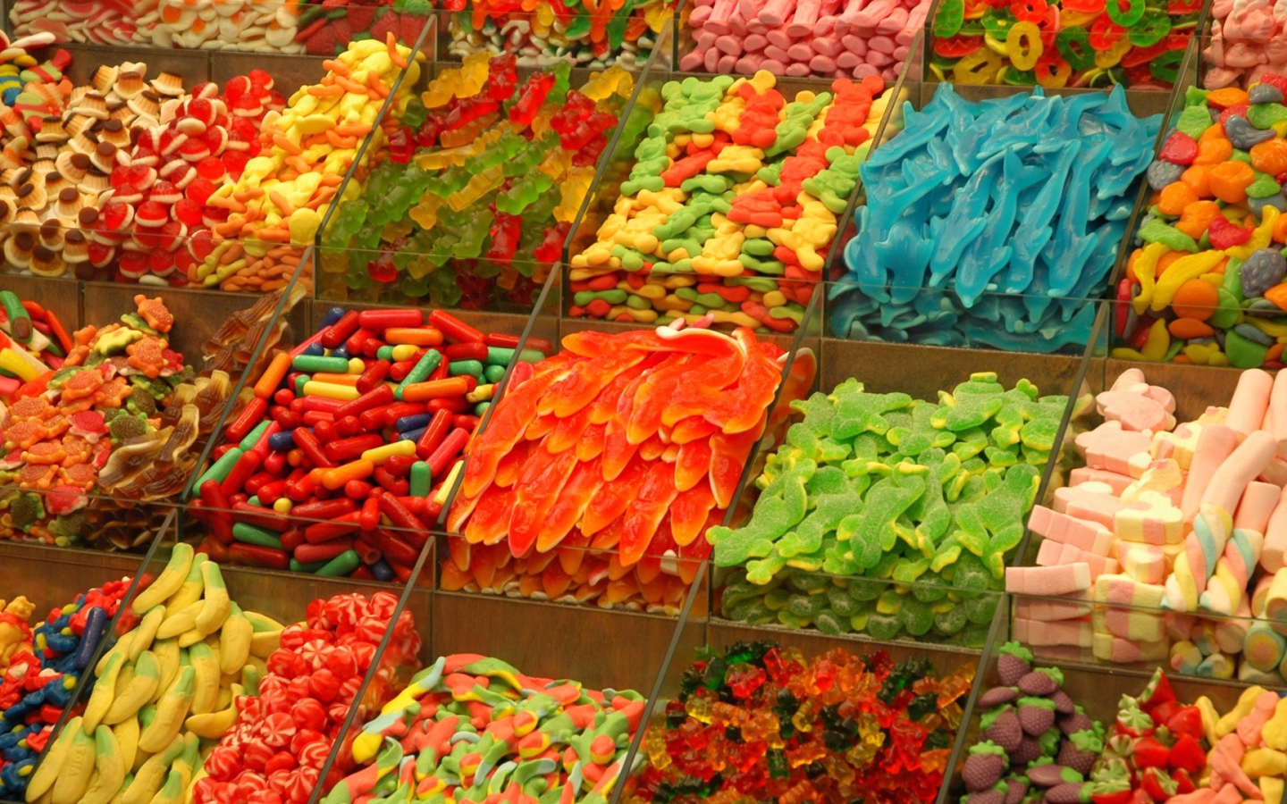 Цукаты и мармелад на полке магазина