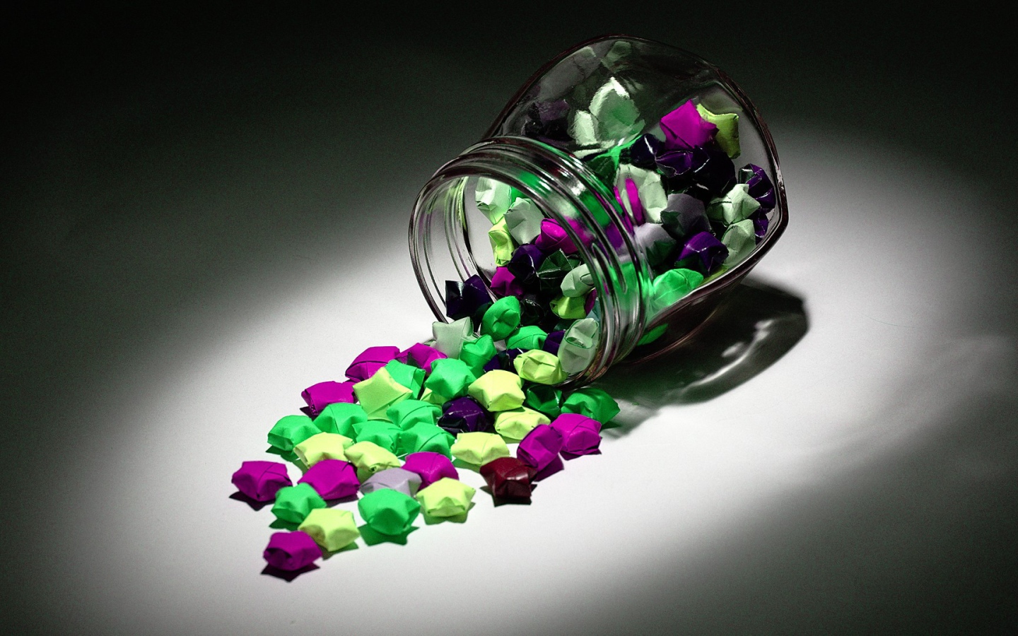 Конфеты в разноцветных обертках высыпались из банки