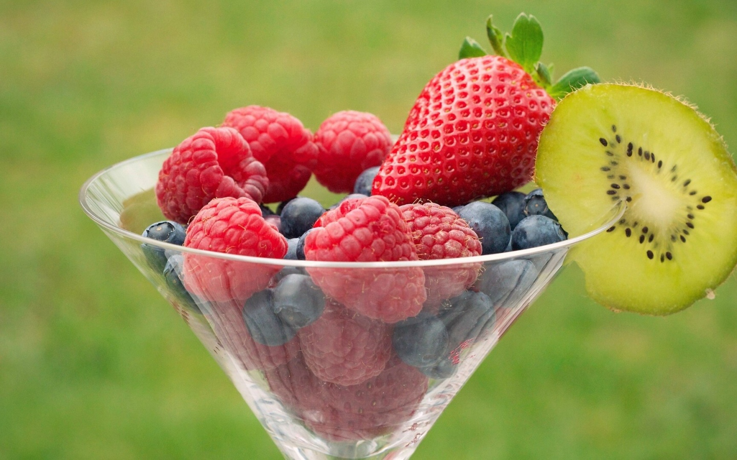 Ягодный микс с киви