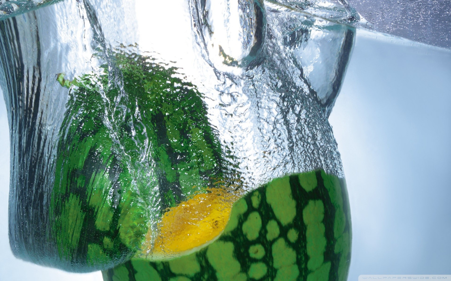 Половинки арбуза в воде