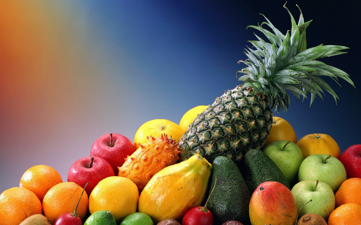 Гора фруктов с ананасом на вершине