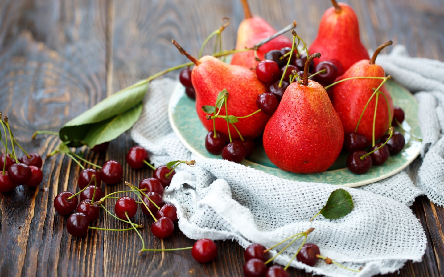 Красные груши и спелые вишни