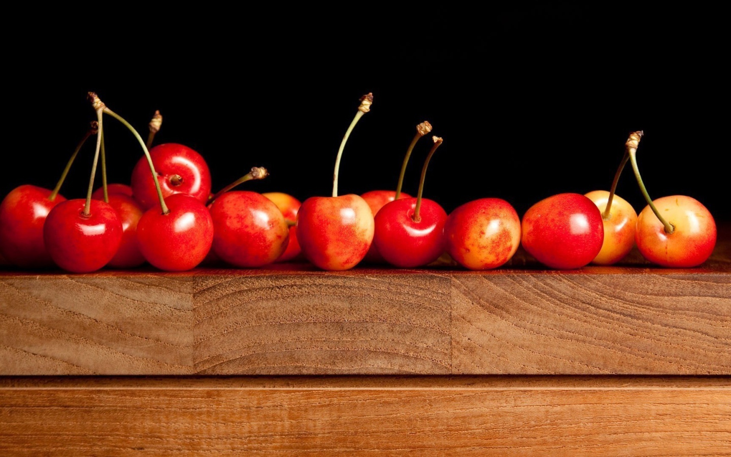 Спелые черешни на доске