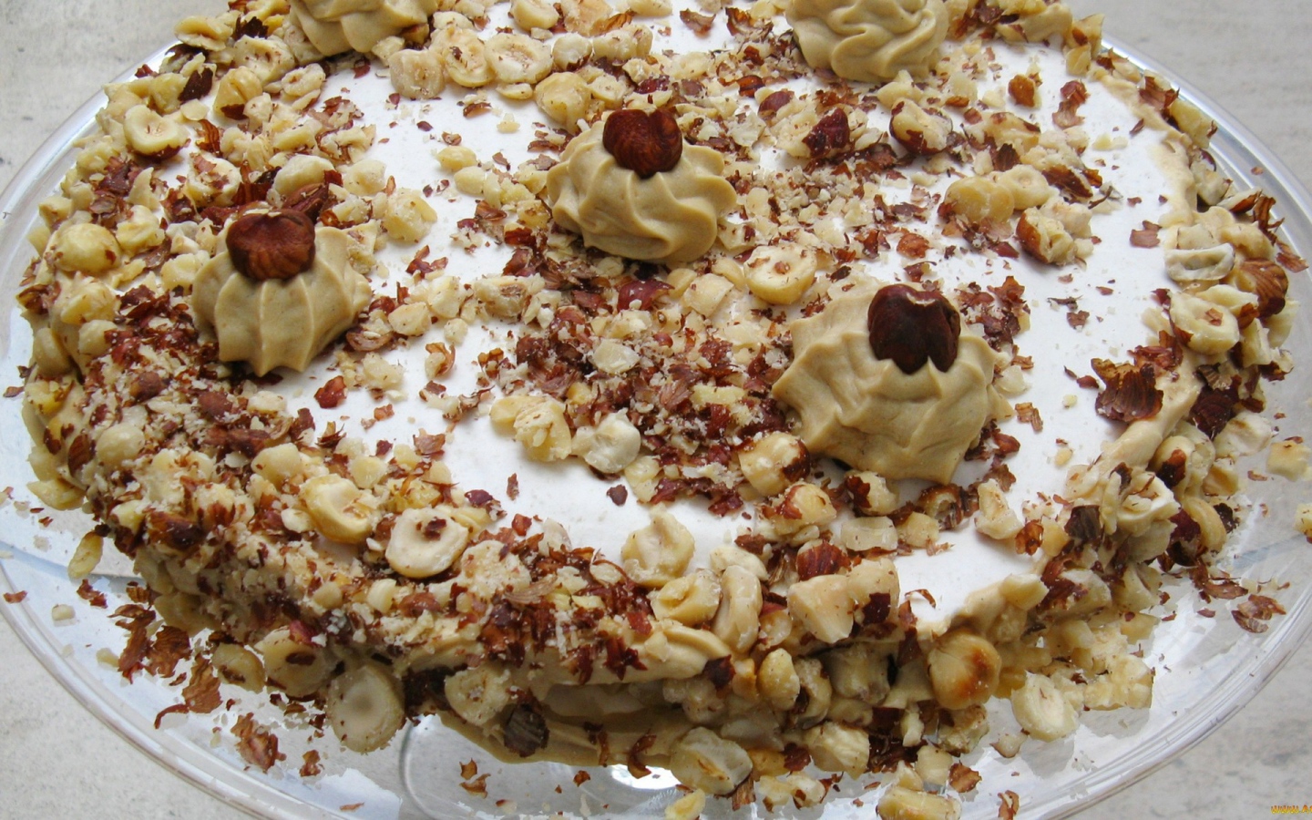 Торт, посыпанный орехами