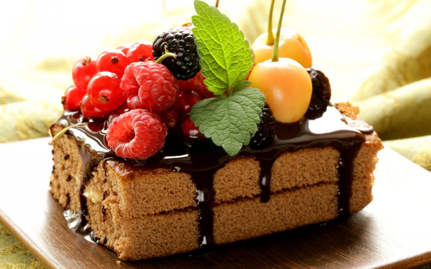 Ягоды и фрукты на шоколадном бисквите