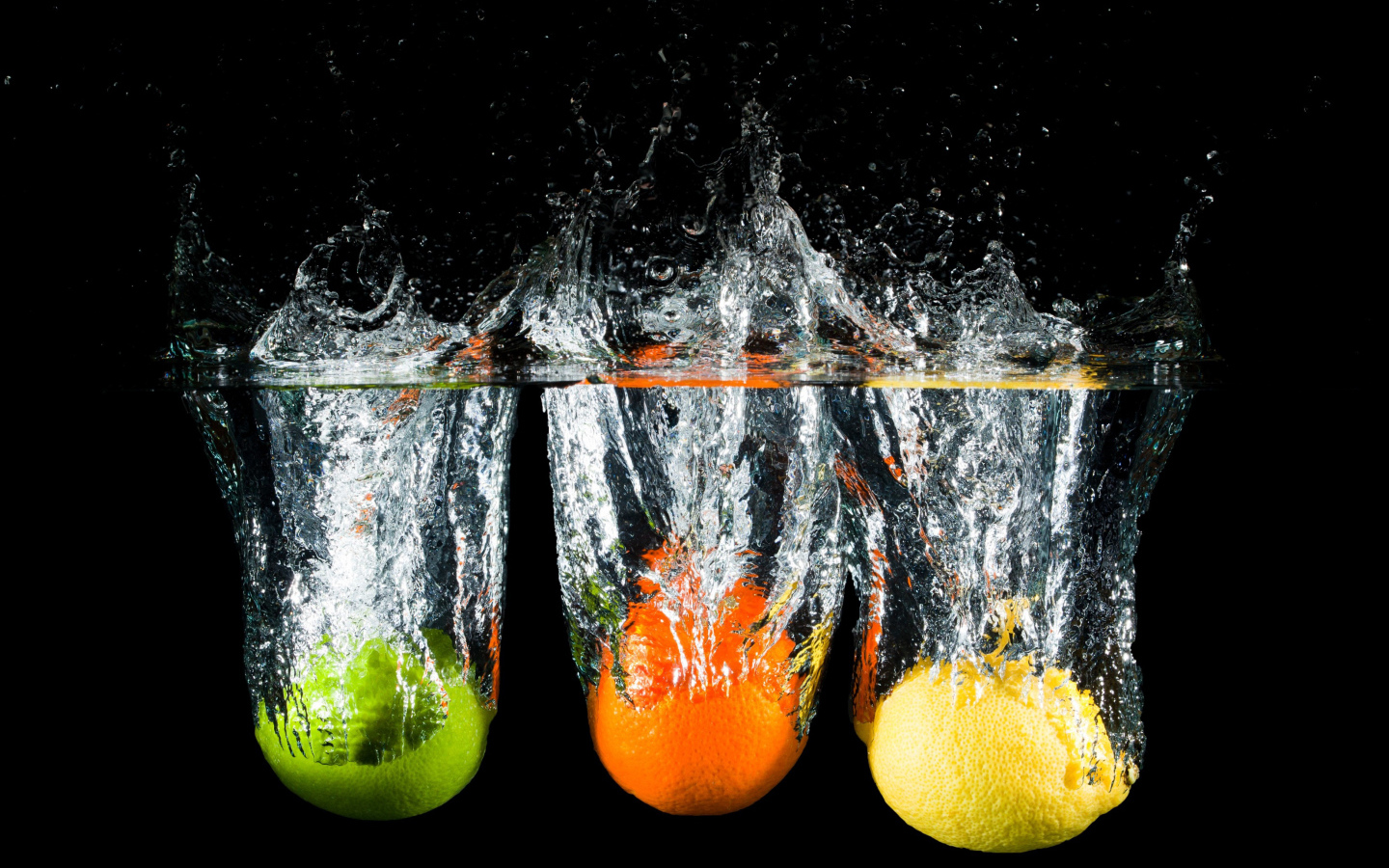 Цитрусы в брызгах воды