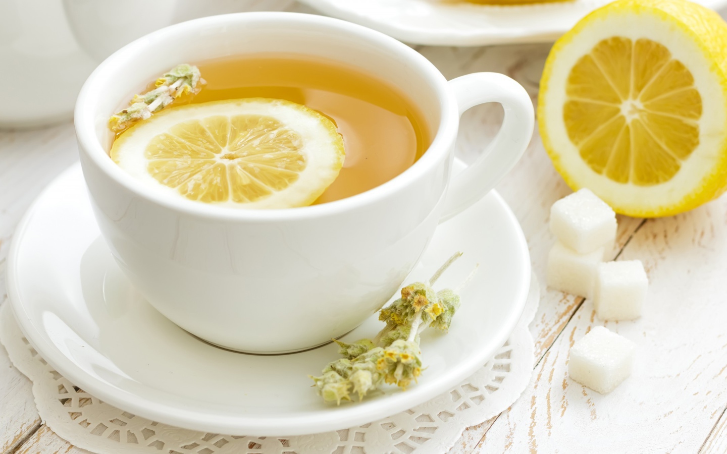 Лимон в травяном чае