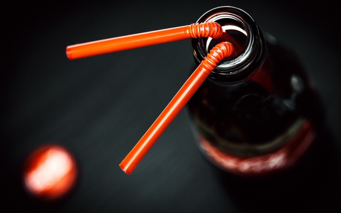 Трубочки в бутылке Кока-Колы