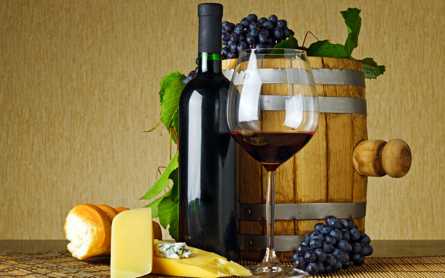 Бочонок вина и бокал
