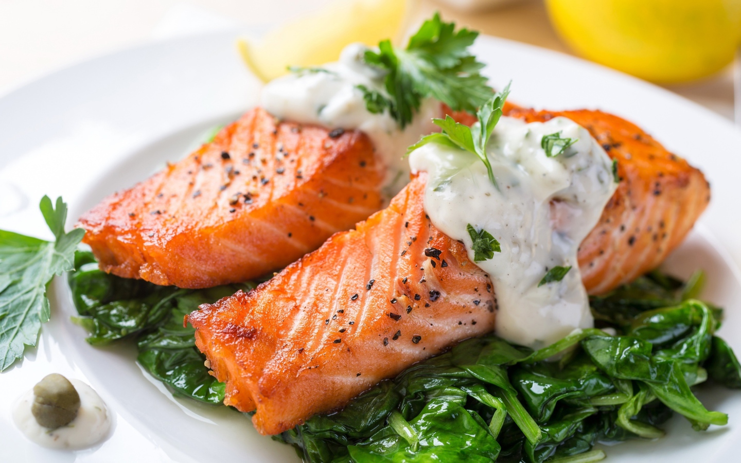 Красная рыба со шпинатом и соусом