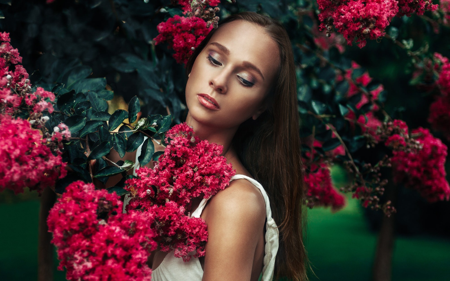 Девушка среди ветвей цветущего дерева