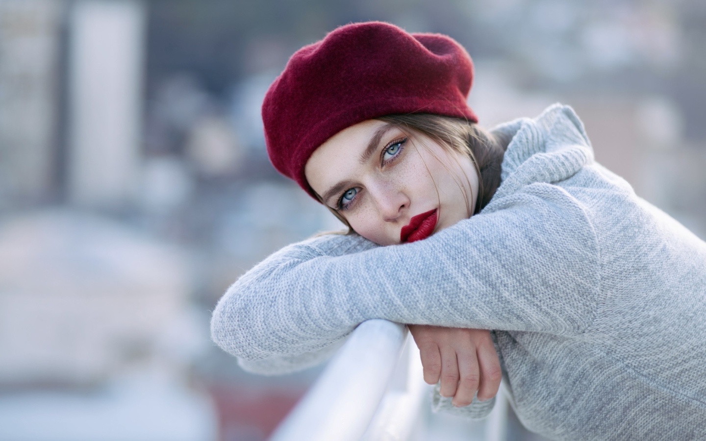 Девушка в сером свитере и красном берете