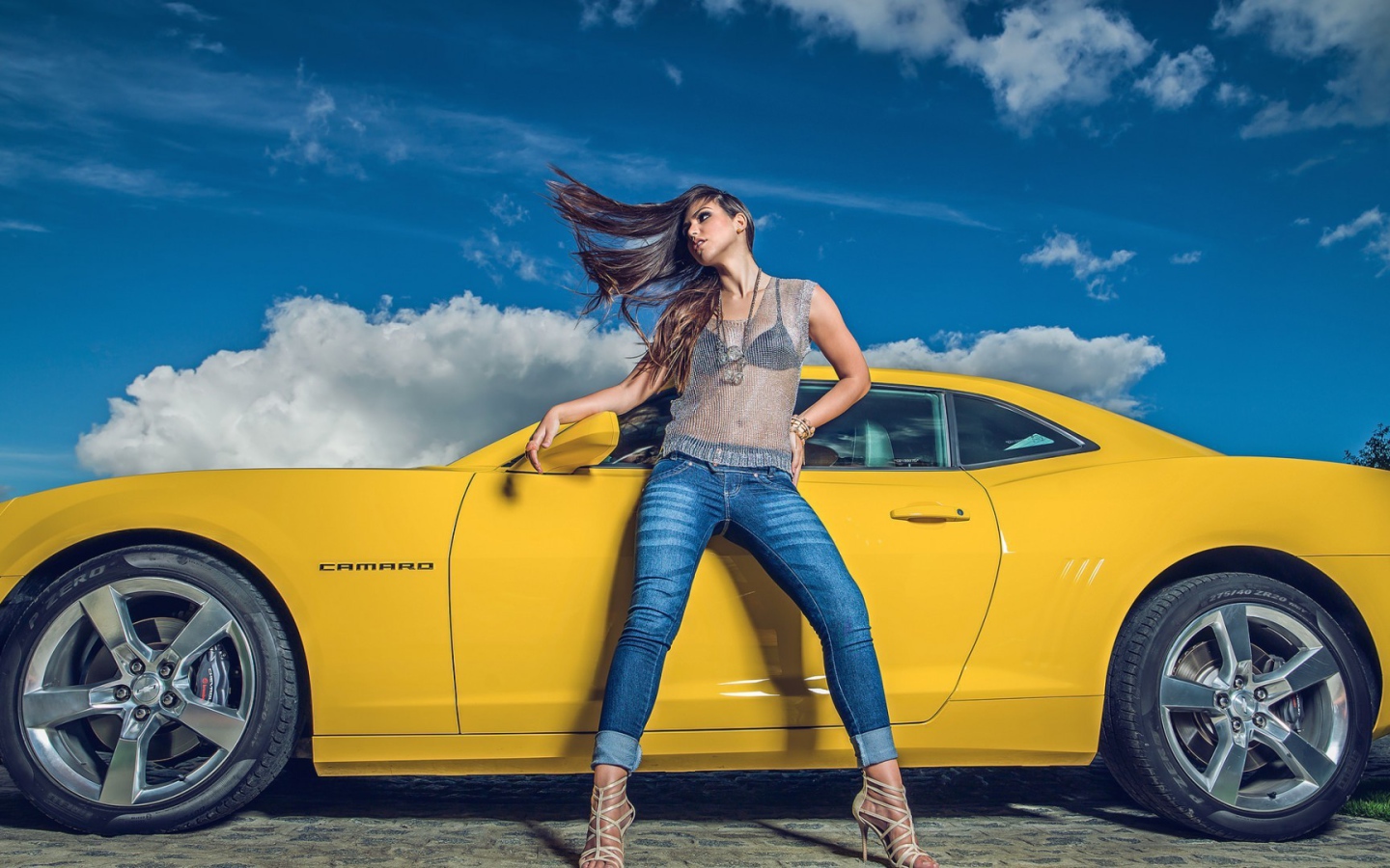 Девушка стоит у желтого автомобиля