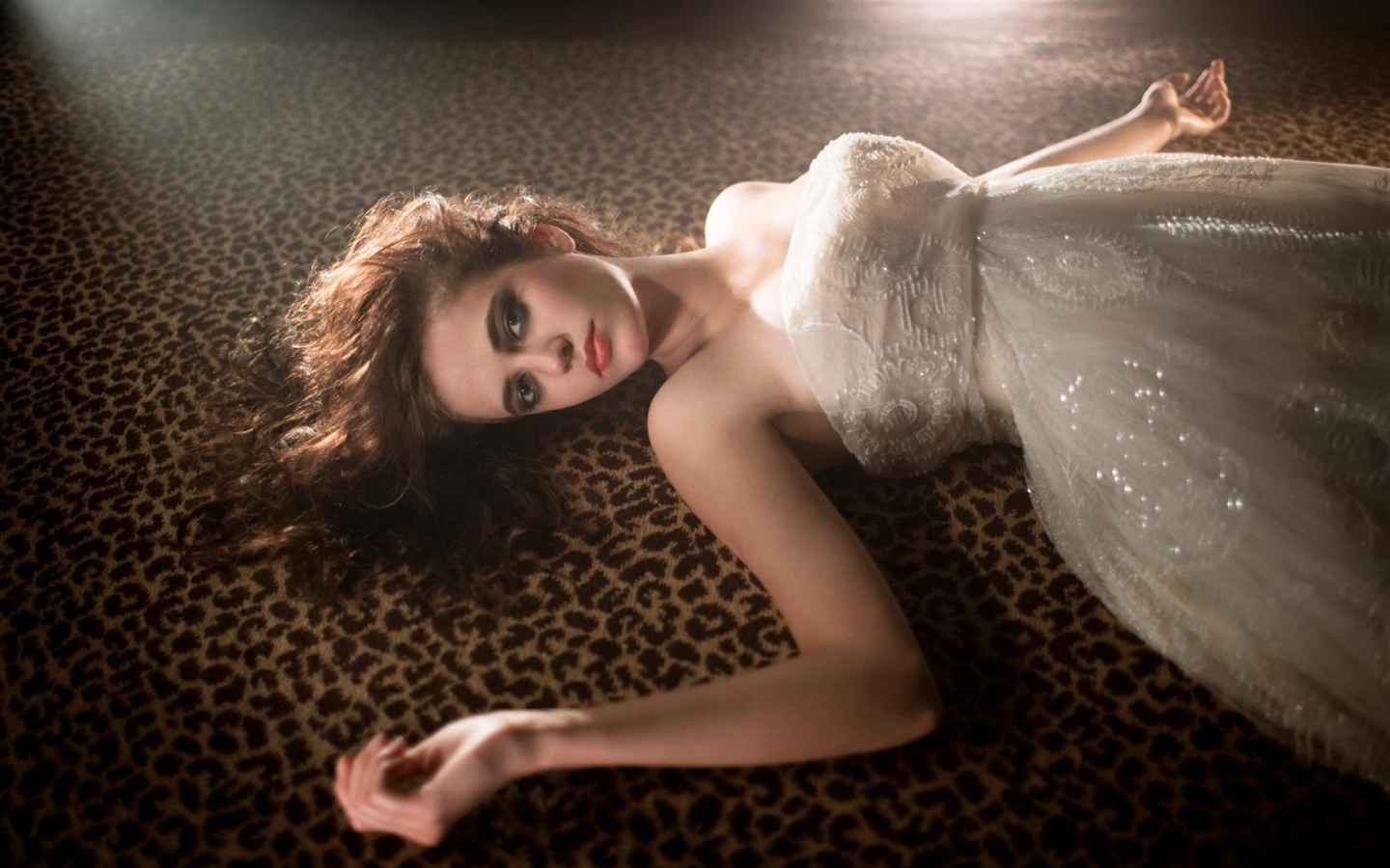 Актриса Ева Грин в белом платье