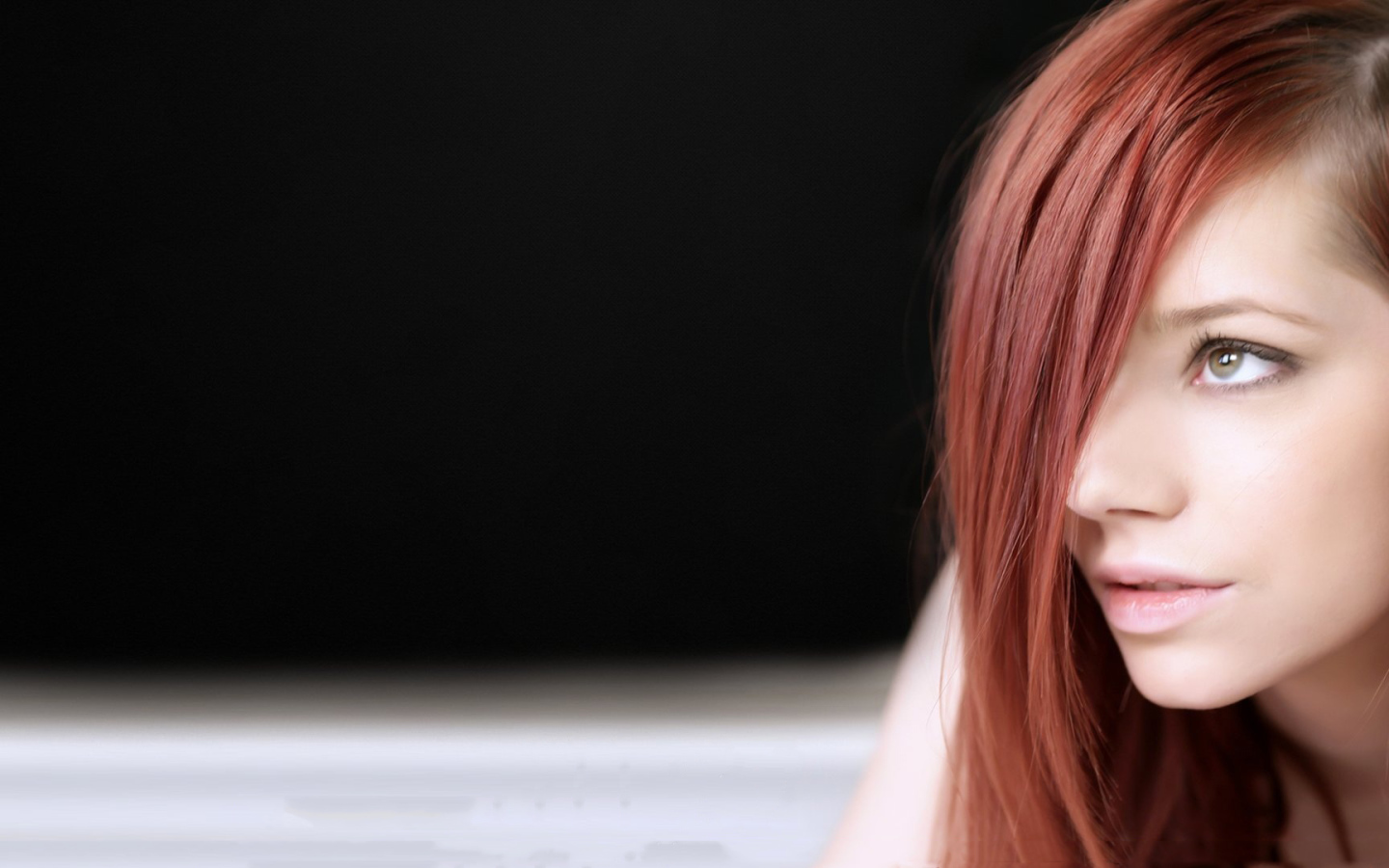 Ariel Piper Fawn на темном фоне