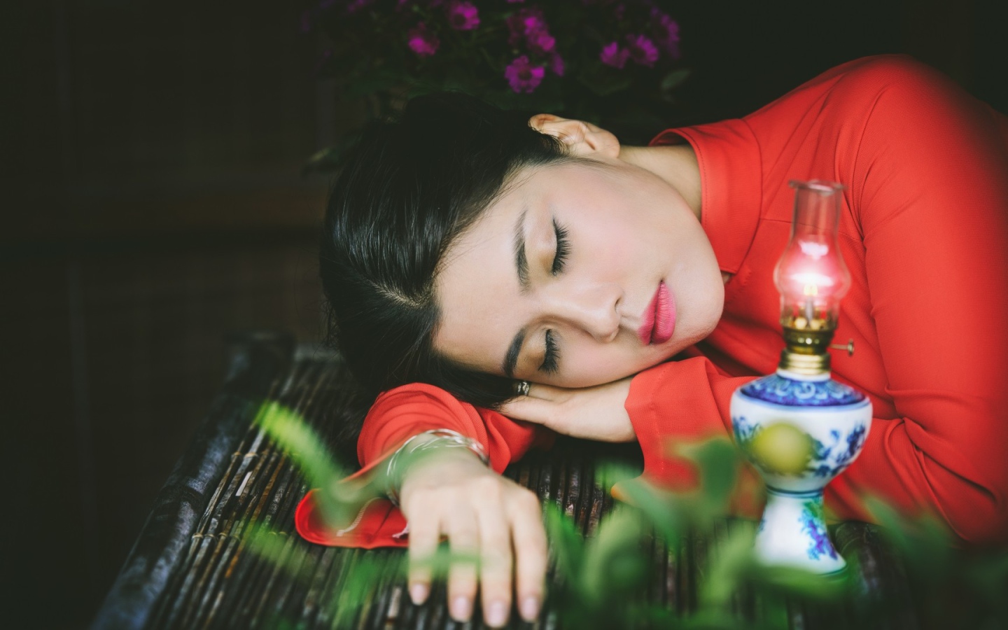 Азиатка спит положив голову на руки