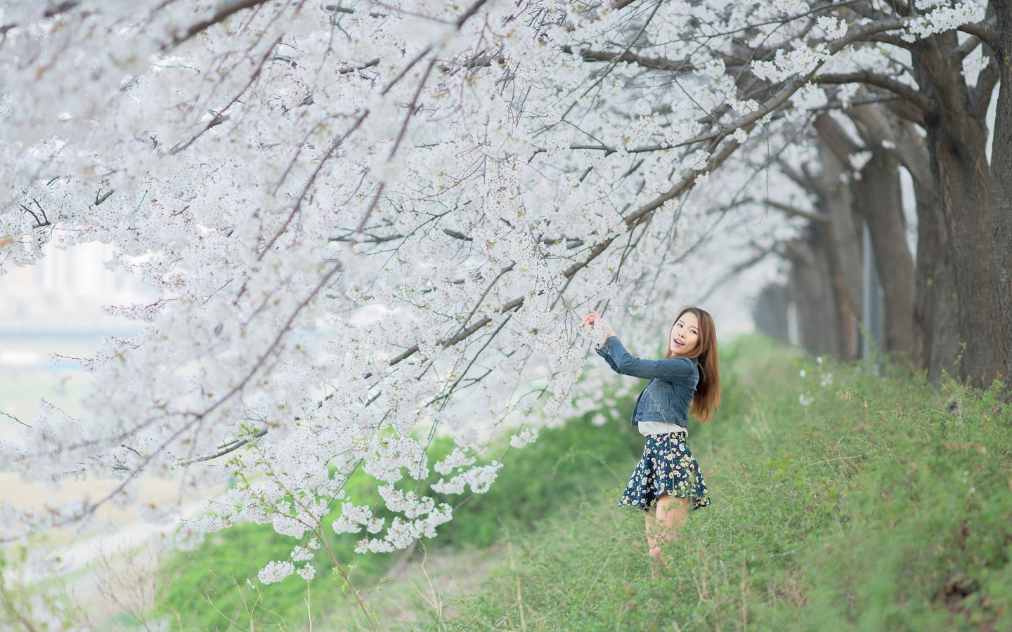 Азиатская девушка радуется весенним цветам