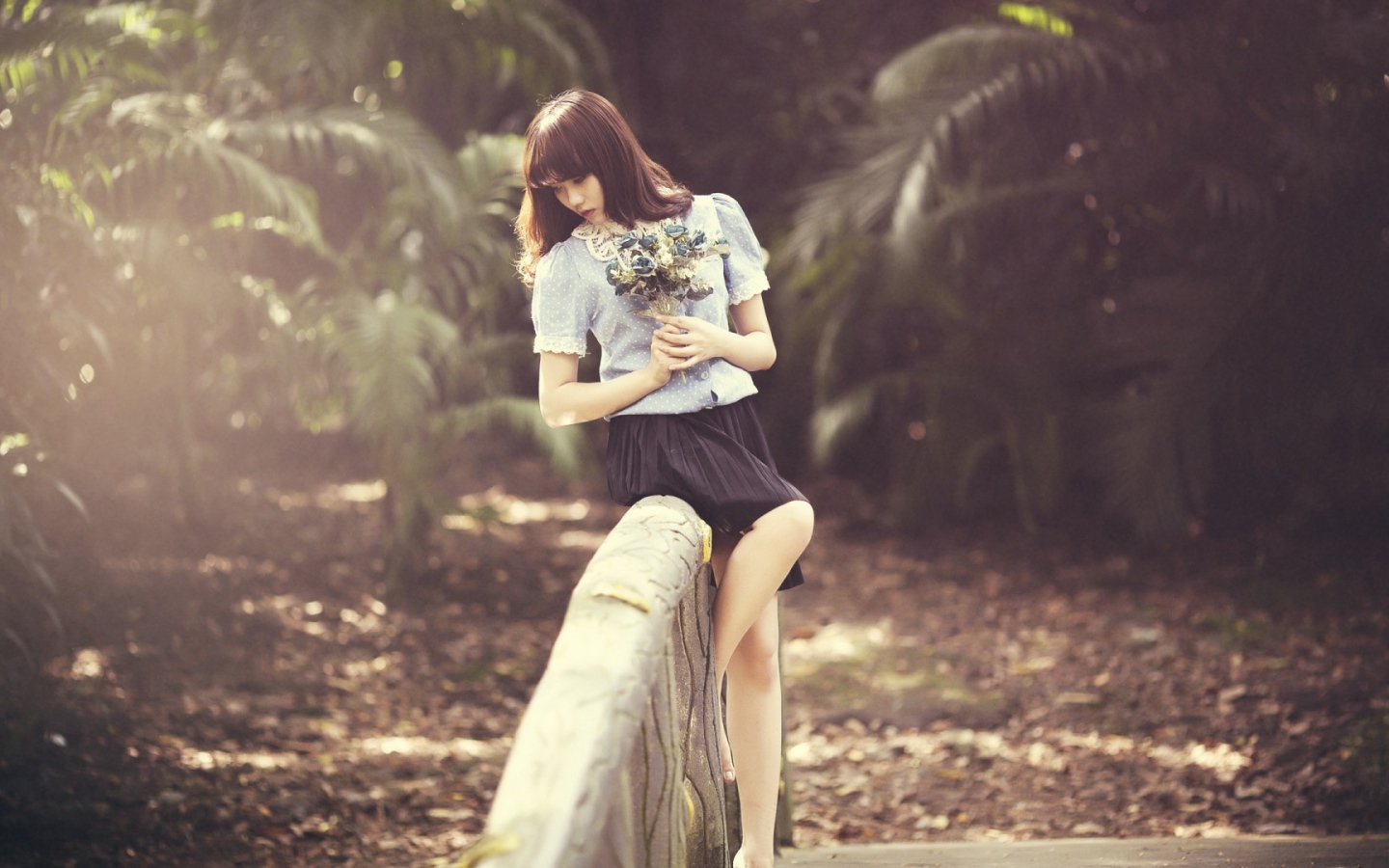 Азиатка с букетом на поручне моста