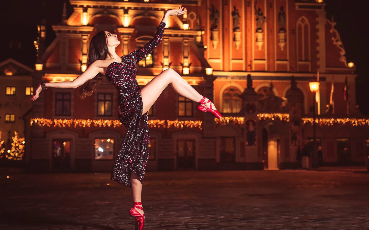 Балерина танцует на площади