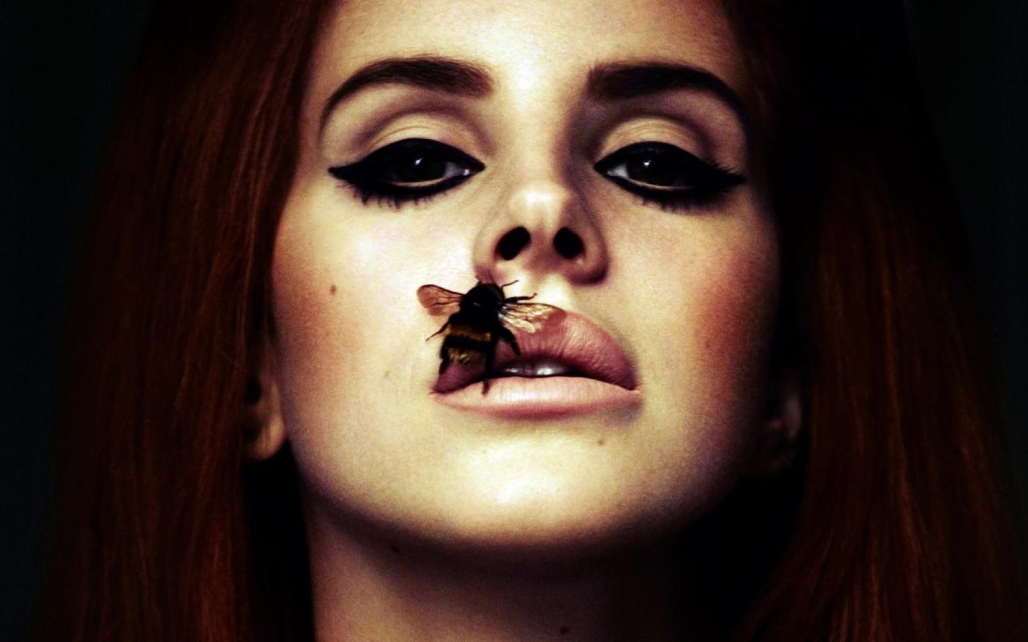 Пчела на губе у девушки