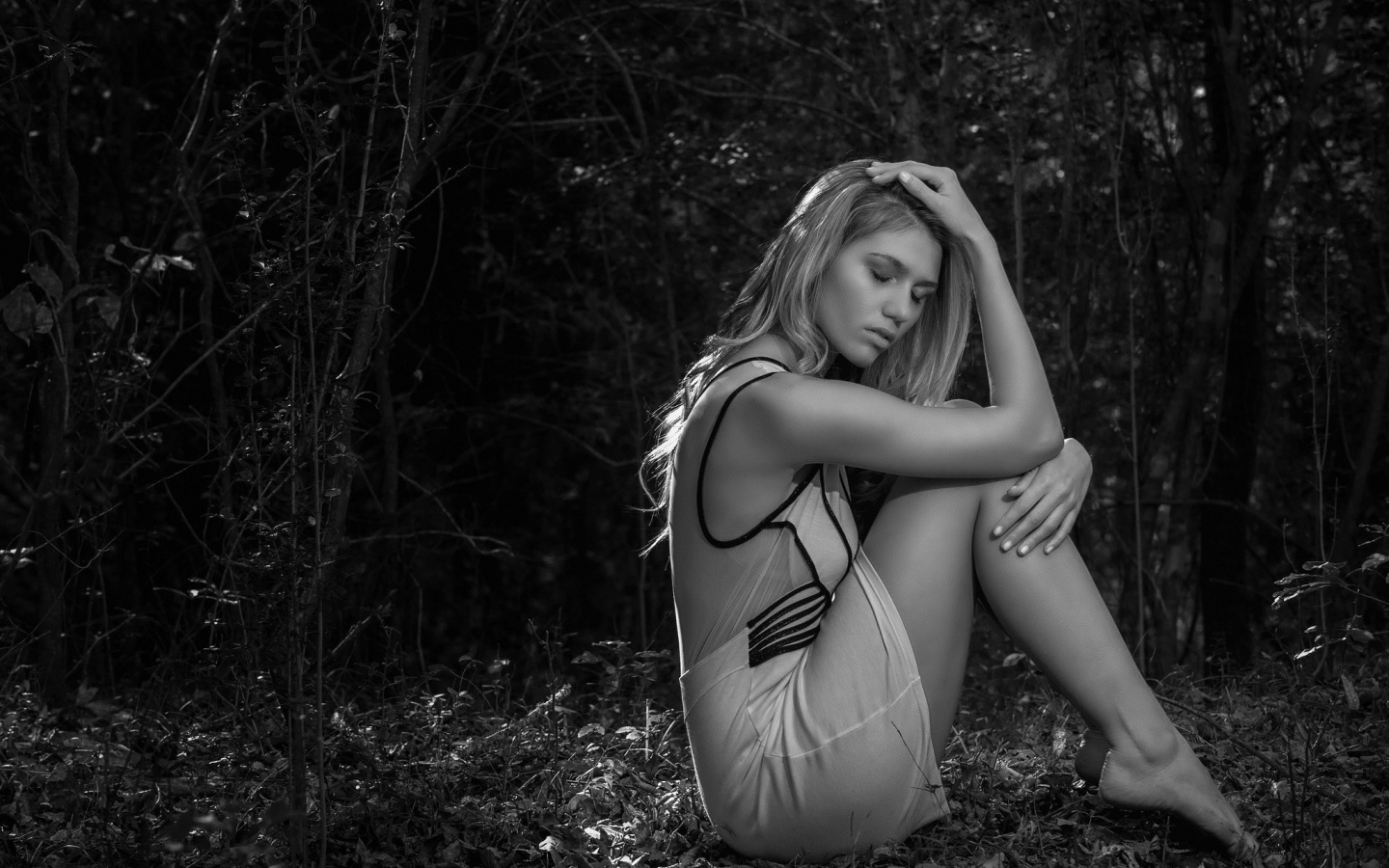 Черно белое фото девушки в лесу