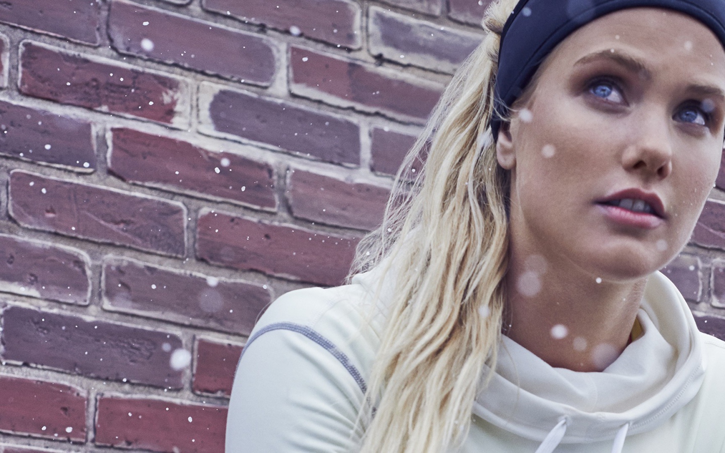 Блондинка в налобной повязке