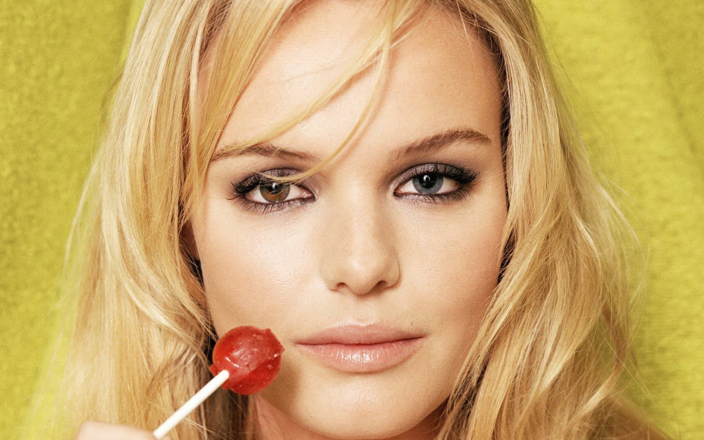 Блондинка с леденцом на палочке