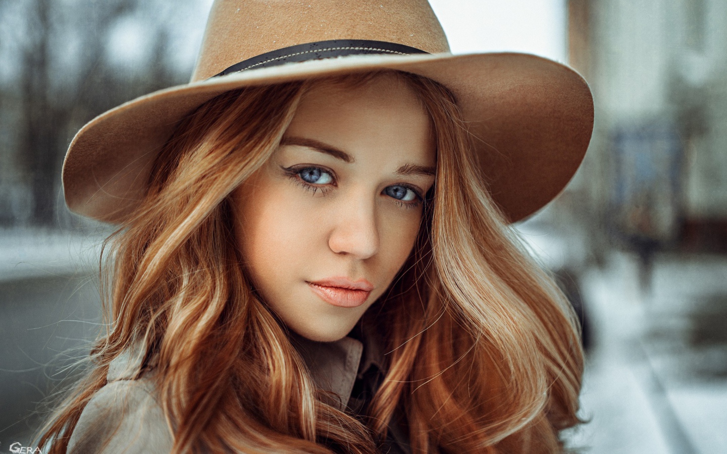 Голубоглазая девушка в коричневой ковбойской шляпе