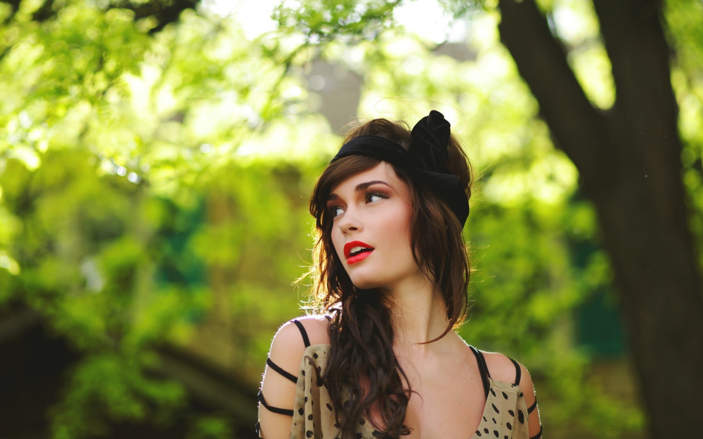 Брюнетка с черной повязкой на волосах