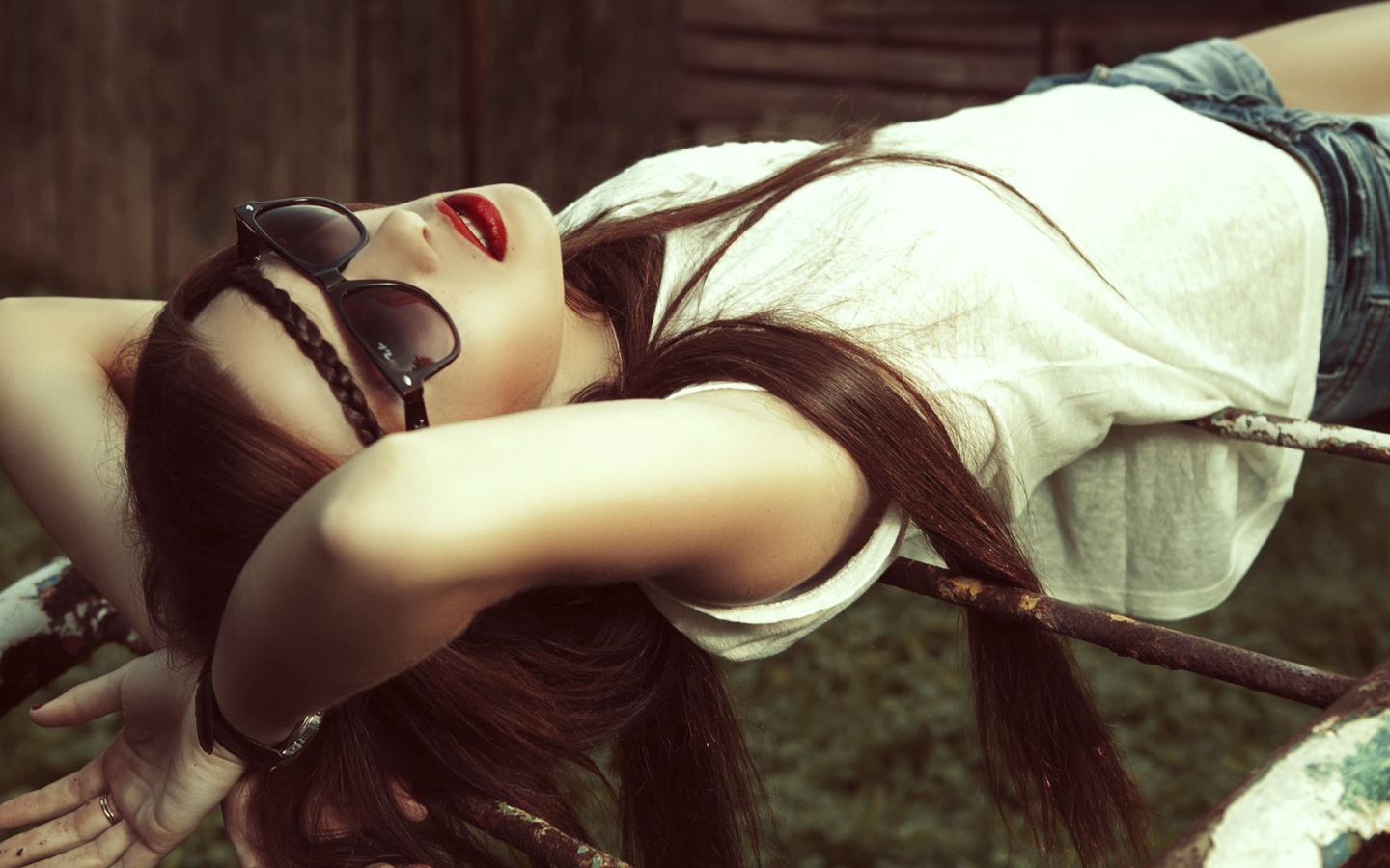 Брюнетка в темных очках смотрит в небо