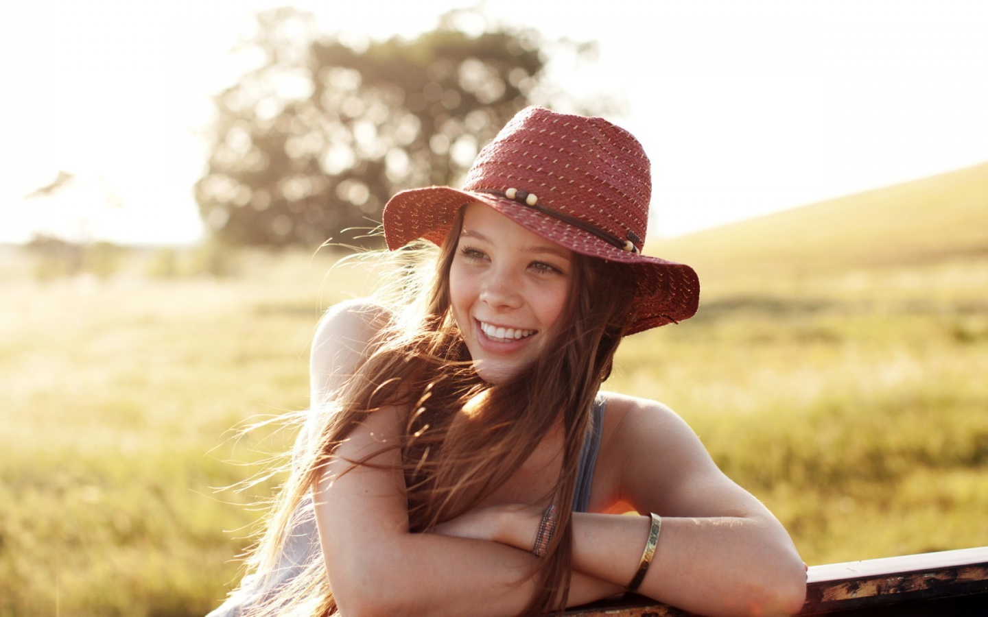 Веселая девушка в легкой красной шляпе