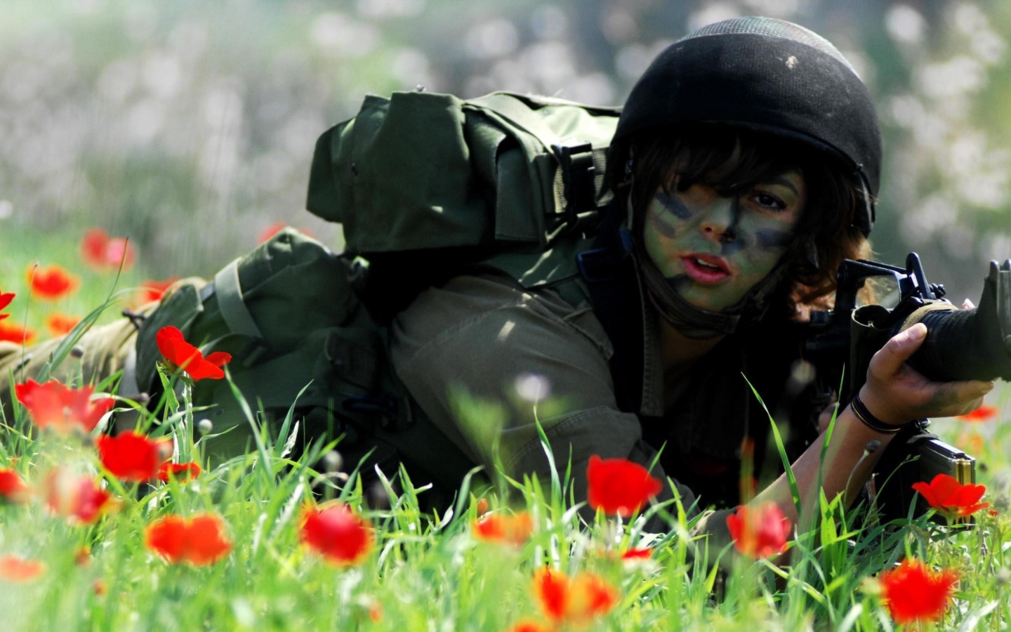 Женщина солдат в поле маков