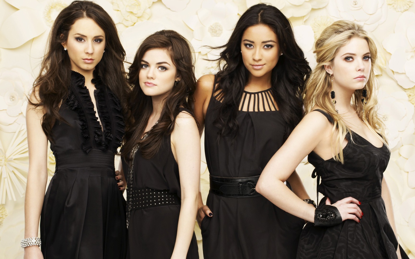 Четыре девушки в черных платьях