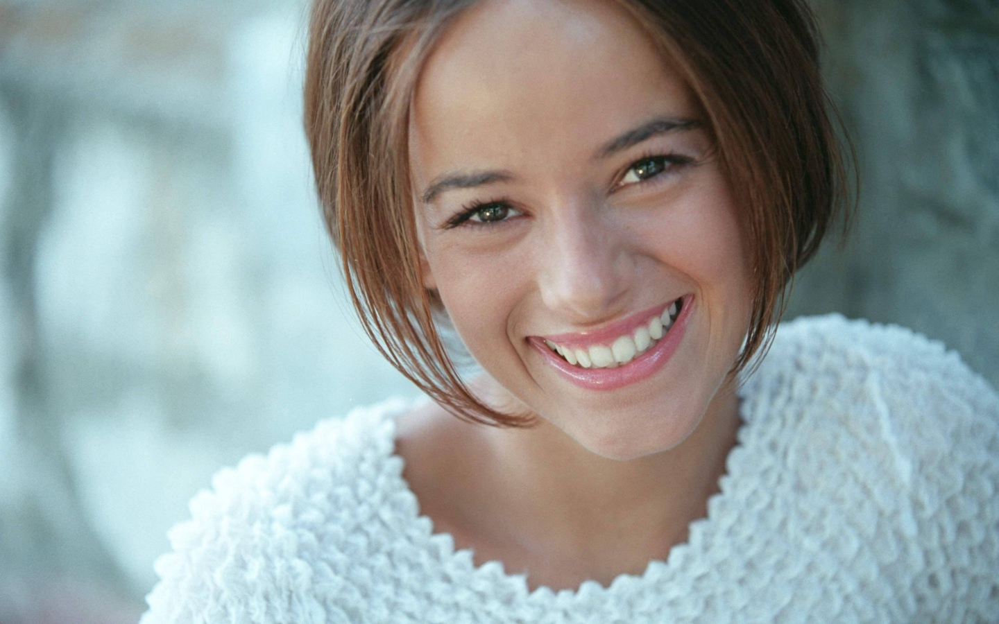 Французская певица Alizee в белом свитере