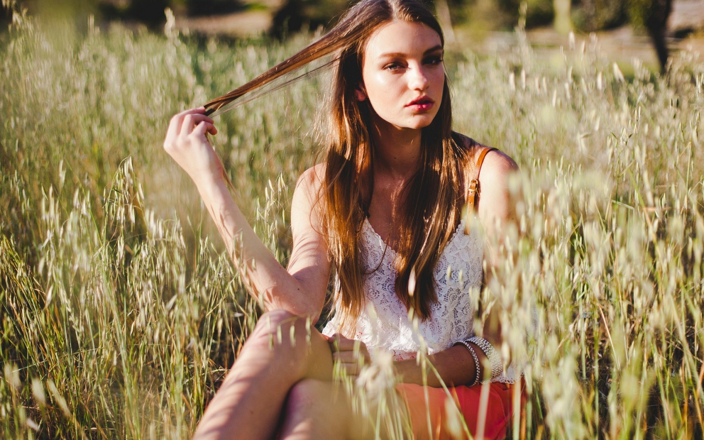 Девушка держит в руке прядь волос