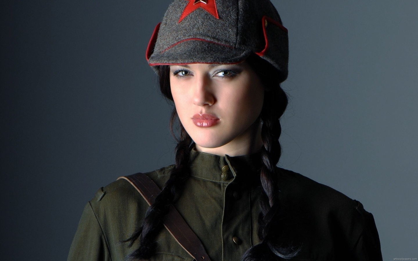 Девушка в шапке-буденовке