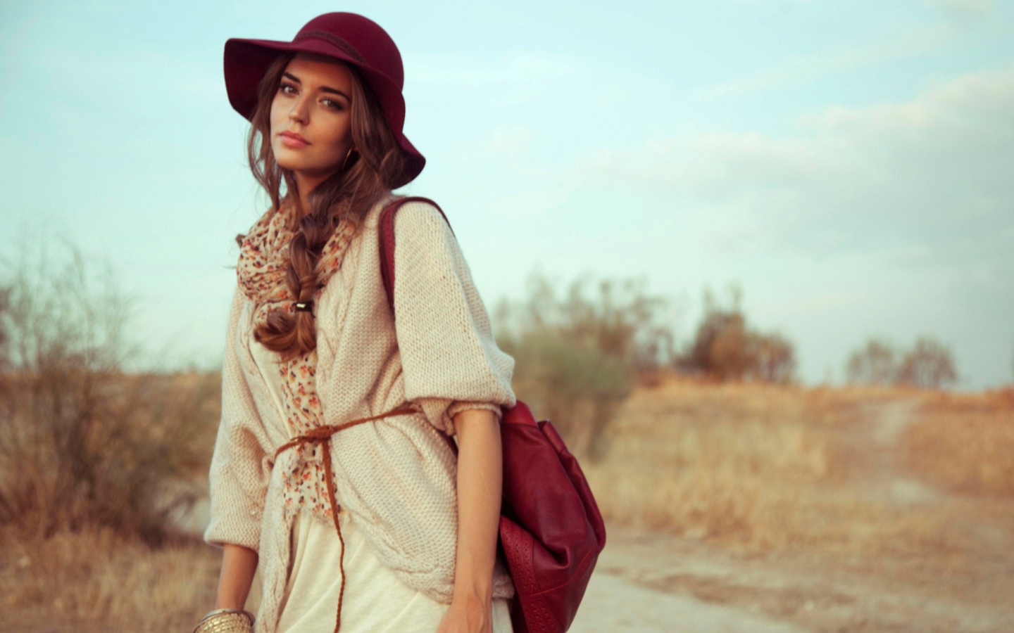 Девушка в красной шляпе