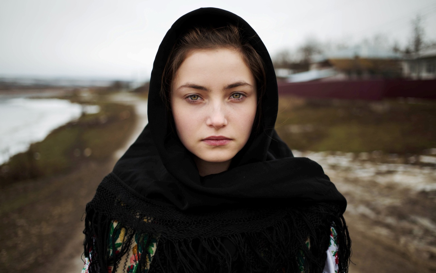 Девушка в черном платке