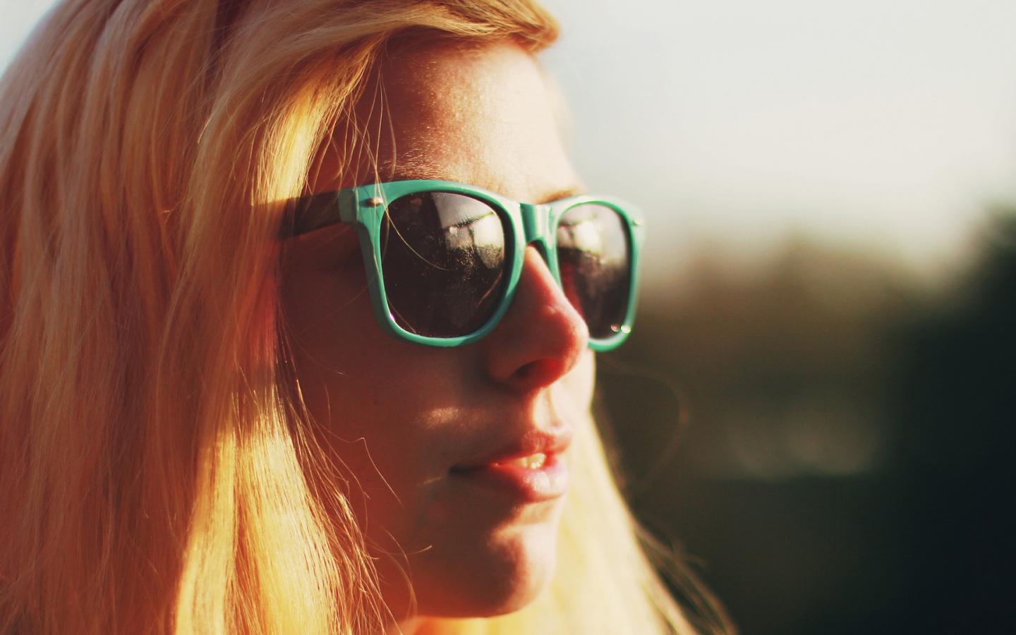 Девушка в очках в зеленой оправе