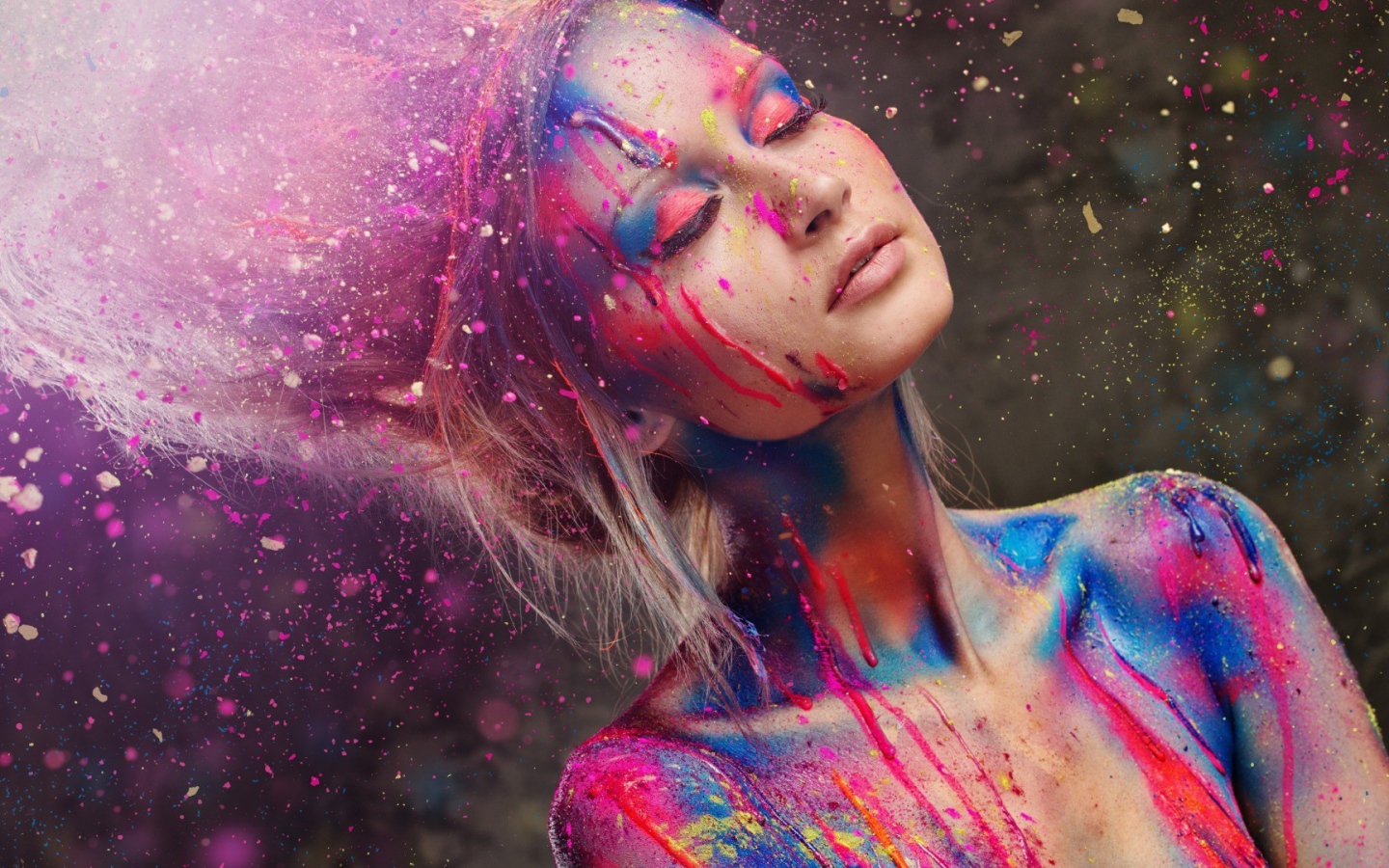 Девушка в брызгах краски
