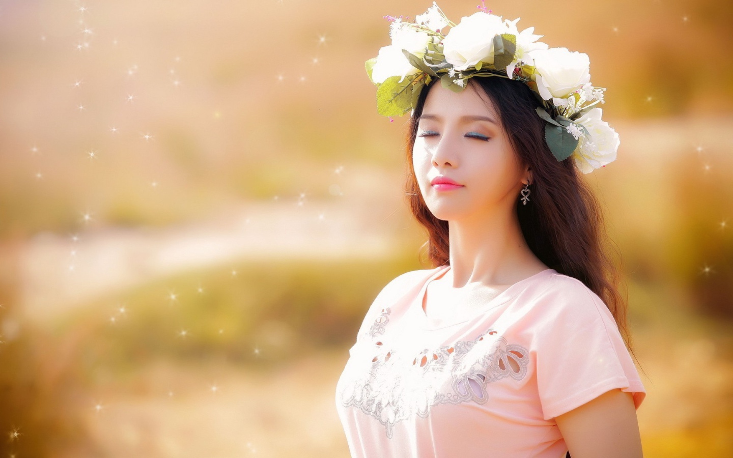 Девушка в белом венке прикрыла глаза