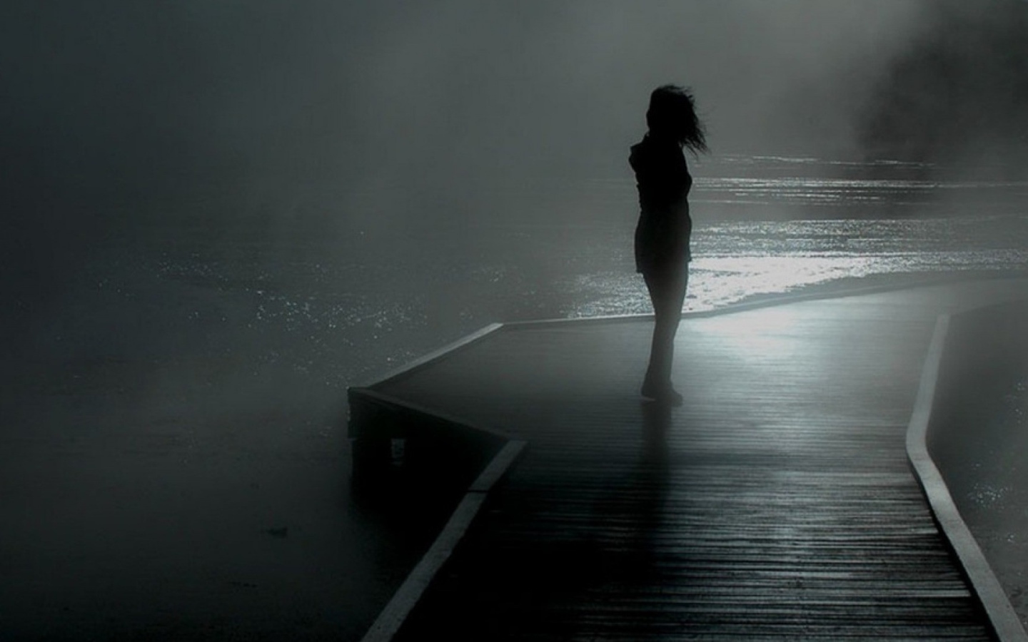 Девушка на причале в тумане