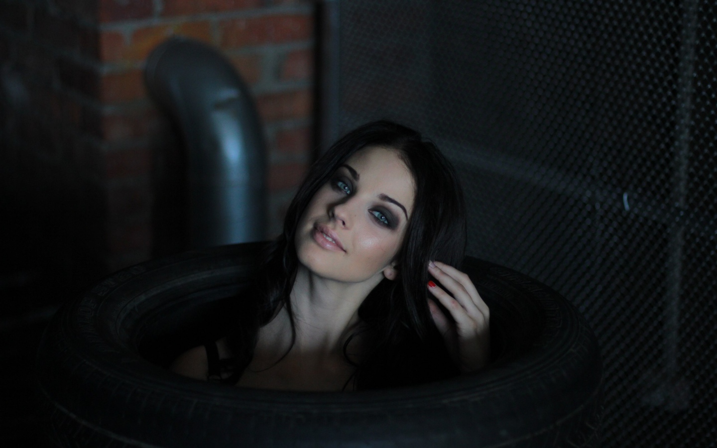 Девушка сидит в автомобильных покрышках, Алла Бергер