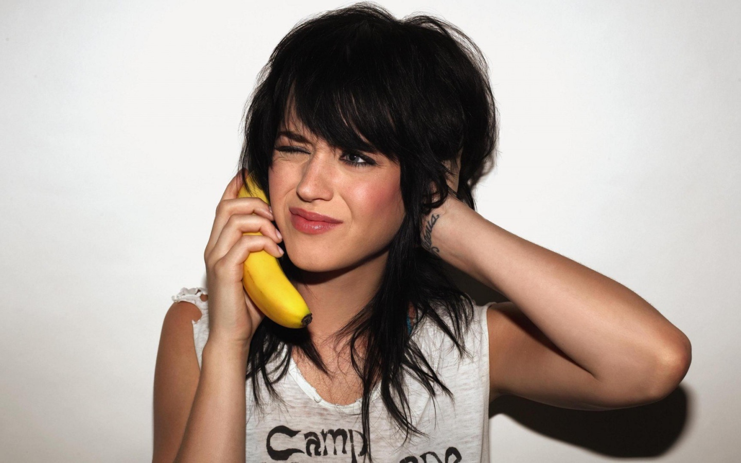 Девушка пытается позвонить по банану